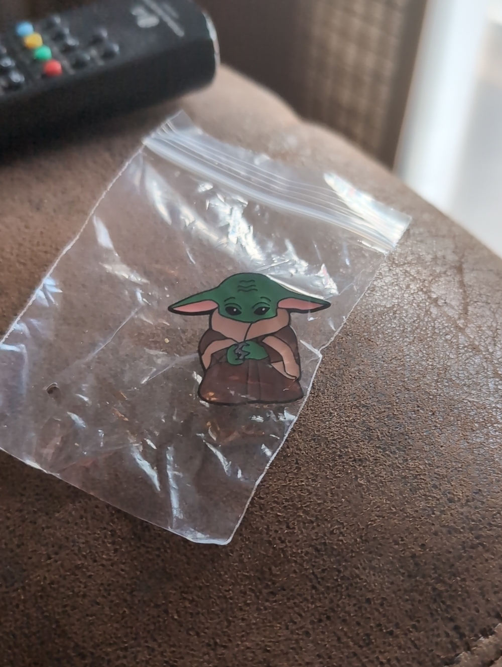 3/8⚡ Grogu W Hands Together Pin